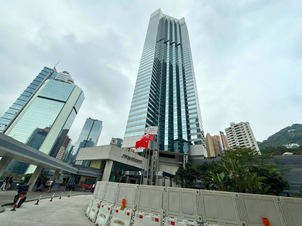JWマリオット香港 外観と高層ビル群