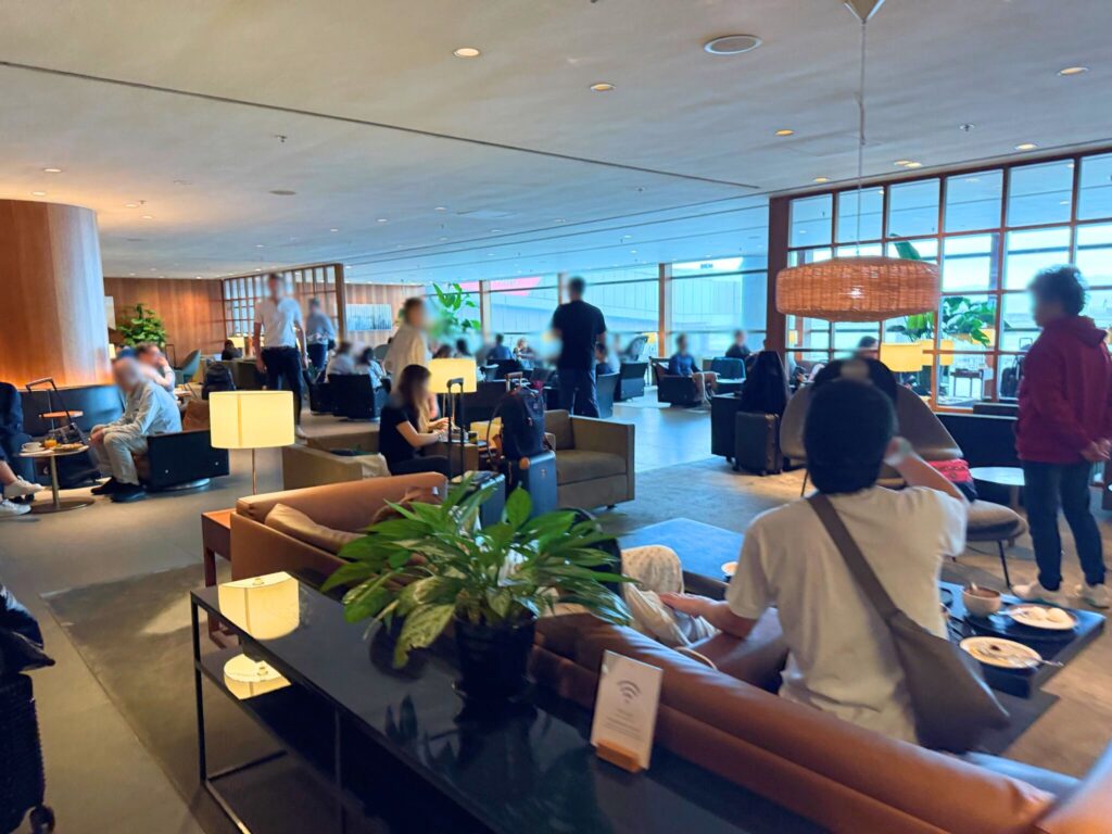 The Pierラウンジの広々とした座席エリアの全景