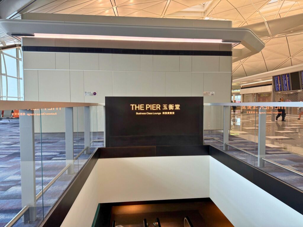 The Pier ビジネスクラスラウンジの入口サイン