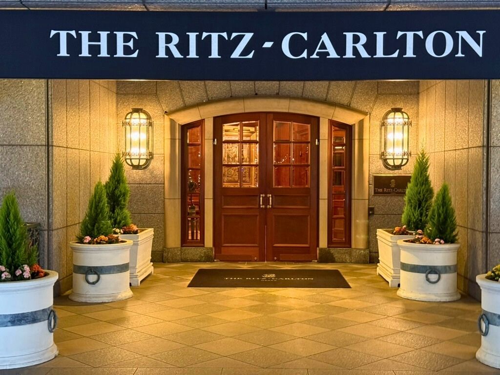 リッツ・カールトン大阪のホテル外観とエントランスの様子