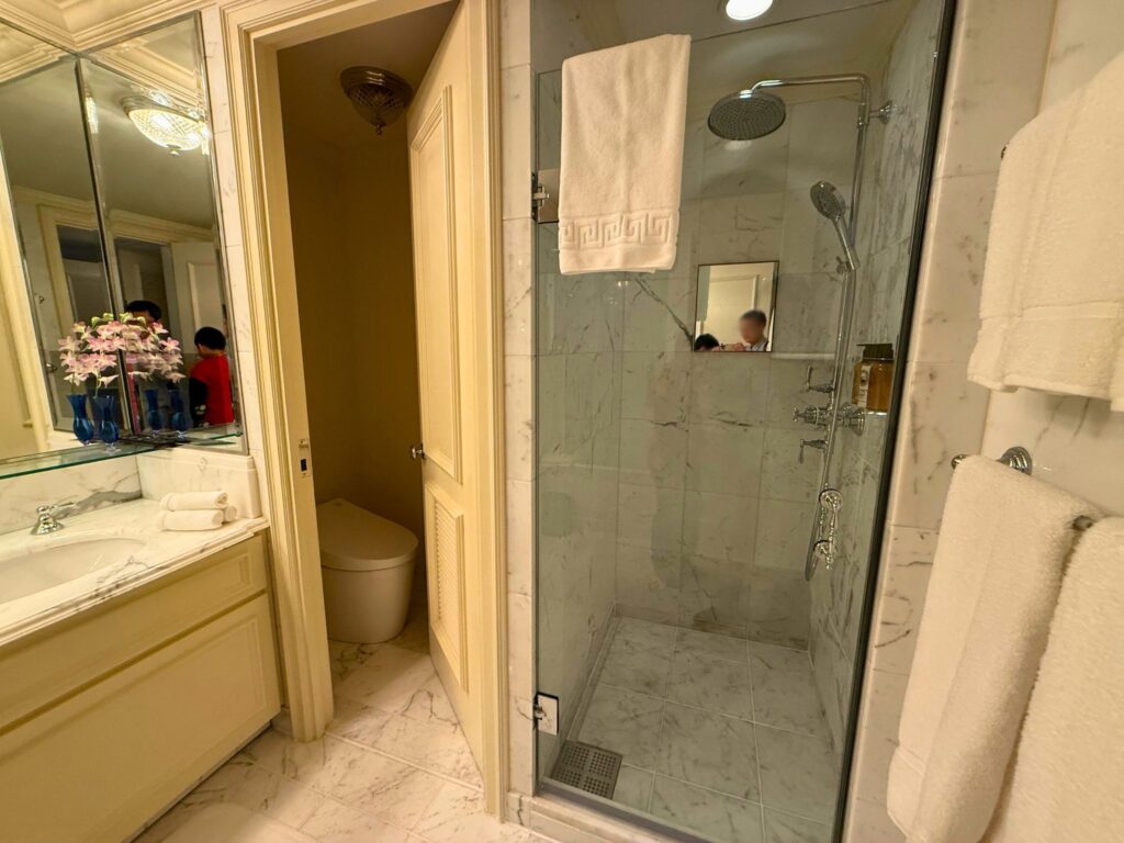 リッツ・カールトン大阪のジュニアスイートでのシャワーブースとトイレの様子