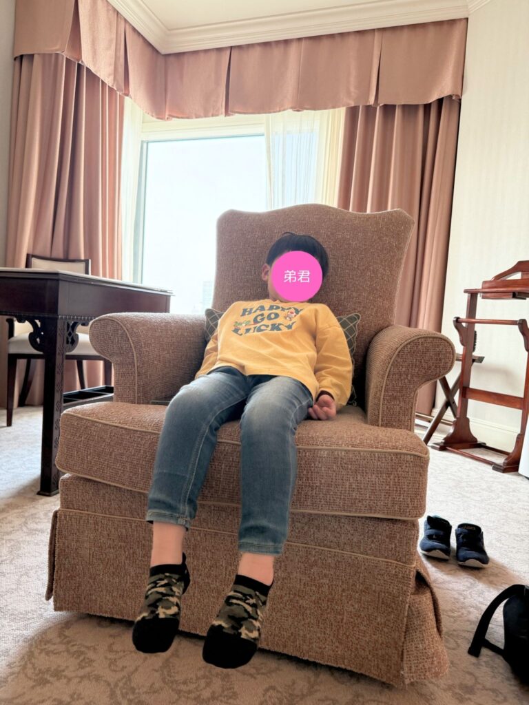 リッツ・カールトン大阪のジュニアスイートでのソファでくつろぐ子どもの様子