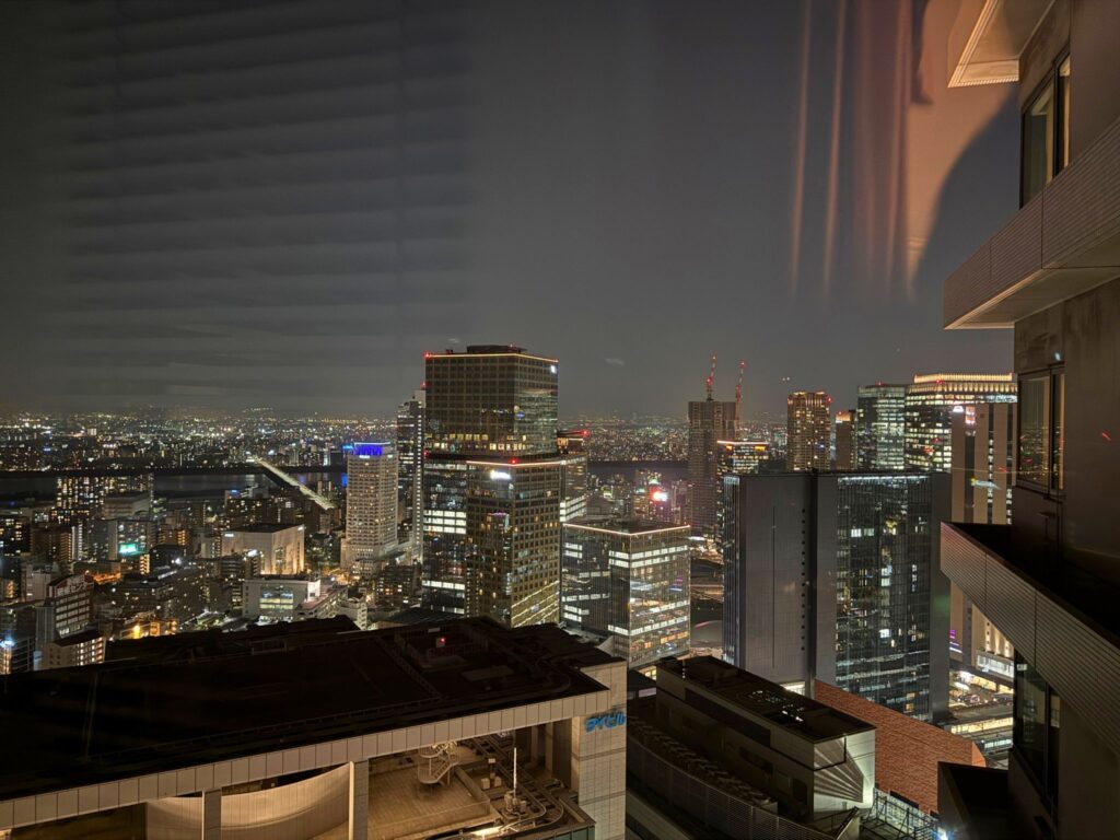 リッツ・カールトン大阪のジュニアスイートでの夜景(高層ビル群のライトアップ)の様子