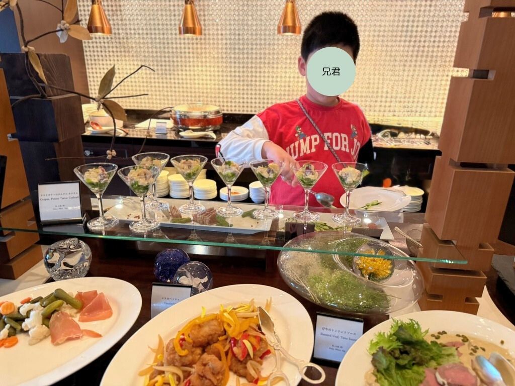 クラブラウンジで前菜を取る子どもの様子(家族向け対応)