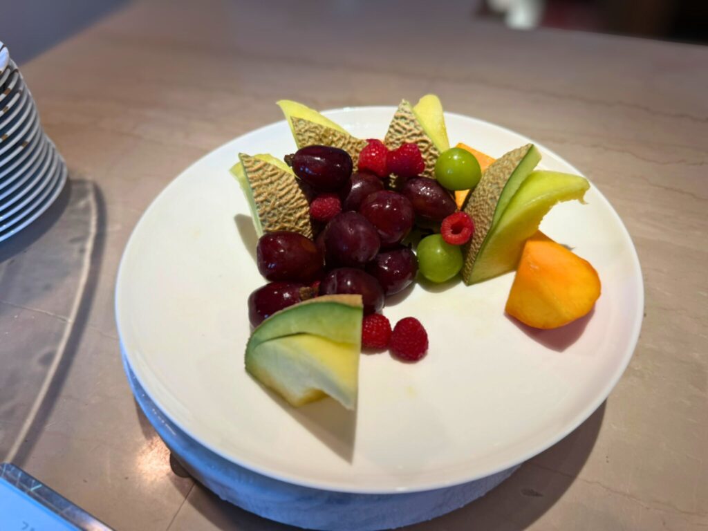 大阪ステーションホテル スペシャリティサロン 朝食のフルーツ盛り合わせ