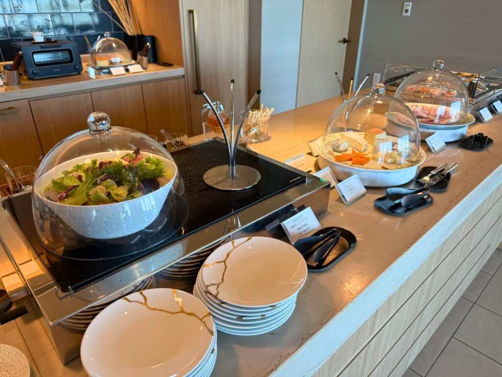 大阪ステーションホテル スペシャリティサロン 朝食のサラダとチーズコーナー