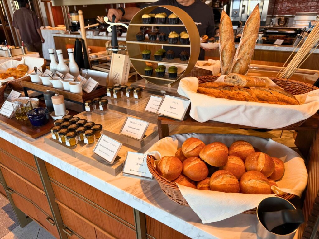 大阪ステーションホテル THE-MOMENT 朝食のベーカリーコーナー
