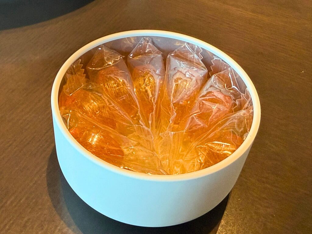 中身：個包装されたキャンディ