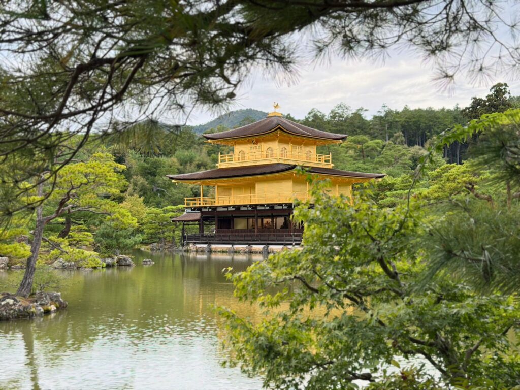 京都を代表する観光名所「金閣寺」。ROKU京都から車で約10分、黄金の舎利殿が池に映る美しい景観。