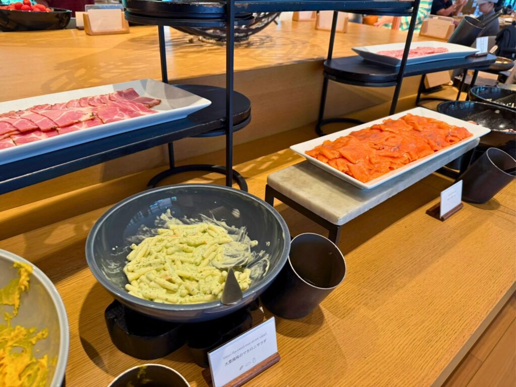 ROKU京都の朝食コールドメニュー。スモークサーモンやハムが並ぶ。