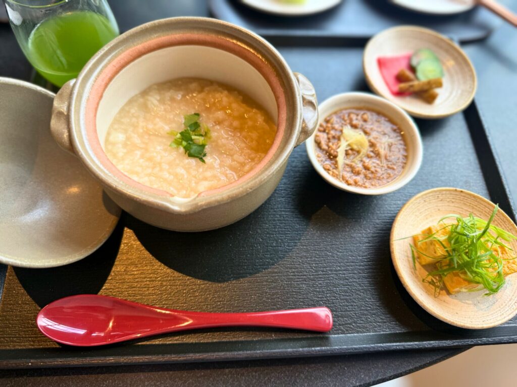 ROKU京都の名物「京鴨がゆ」。やさしい出汁の香りと上品な盛り付けが特徴。