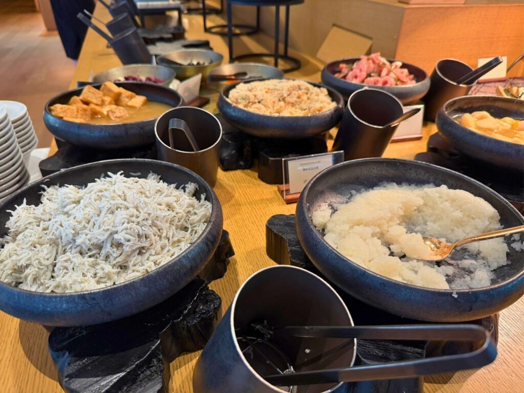 ROKU京都の朝食おばんざいコーナー。しらすや煮物など和食の小鉢が豊富。