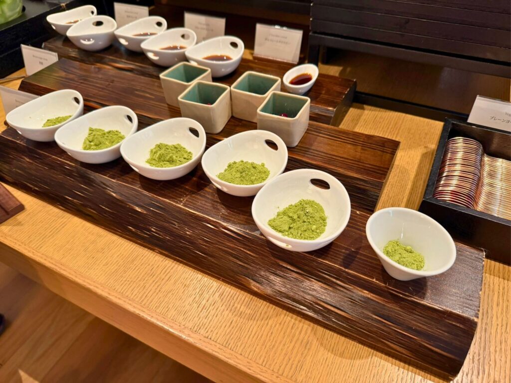 ROKU京都「TENJIN」朝食の抹茶きなこ。ヨーグルトやスイーツにトッピングできる人気の和素材。