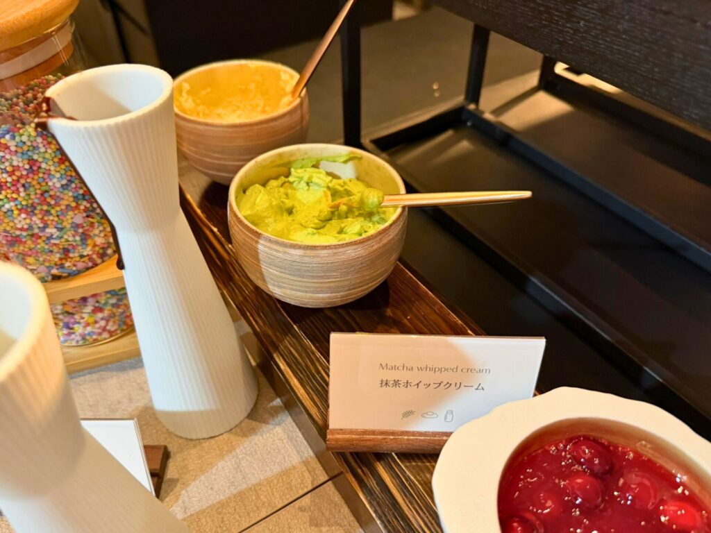 ROKU京都「TENJIN」朝食ビュッフェの抹茶ホイップクリーム。和スイーツコーナーの一品。
