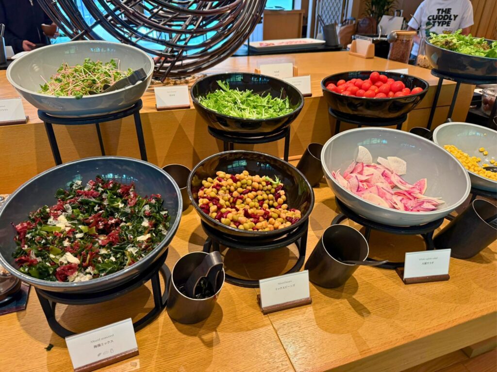 ROKU京都のサラダバー。京都野菜やミックスビーンズなど新鮮な食材が並ぶ。