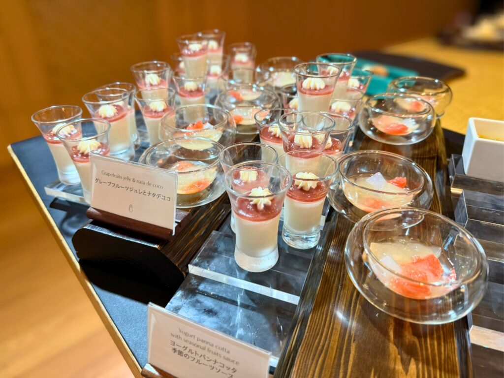 ROKU京都「TENJIN」朝食スイーツコーナー。グレープフルーツジュレとナタデココのグラスデザート。