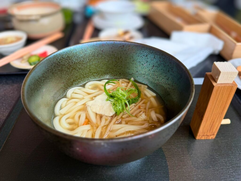 ROKU京都「湯葉あんかけうどん」。湯葉と京野菜が入った温かいメイン料理。