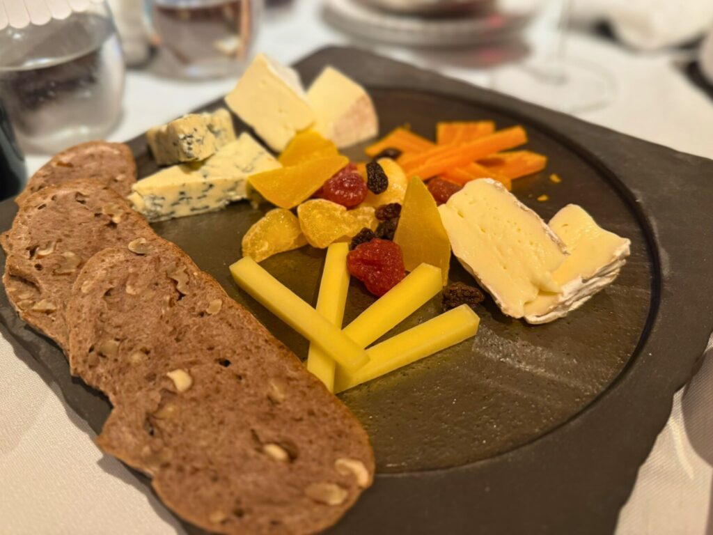 ROKU京都のインルームダイニング「シェフ厳選チーズ盛り合わせ」。ドライフルーツとクラッカー付きでワインにぴったり