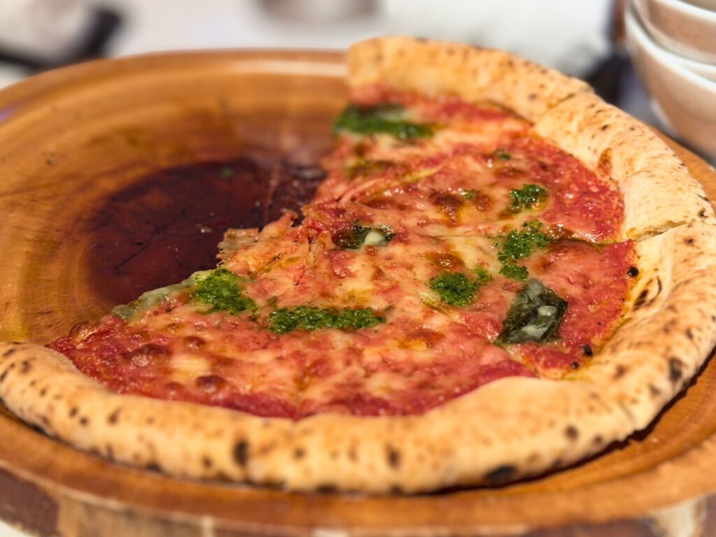 ROKU京都インルームダイニング「国産牛リブロース重」。肉厚で柔らかい牛肉と甘辛タレの絶妙な組み合わせ