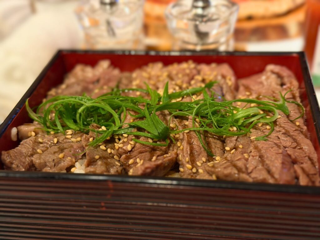 ROKU京都インルームダイニング「国産牛リブロース重」。肉厚で柔らかい牛肉と甘辛タレの絶妙な組み合わせ