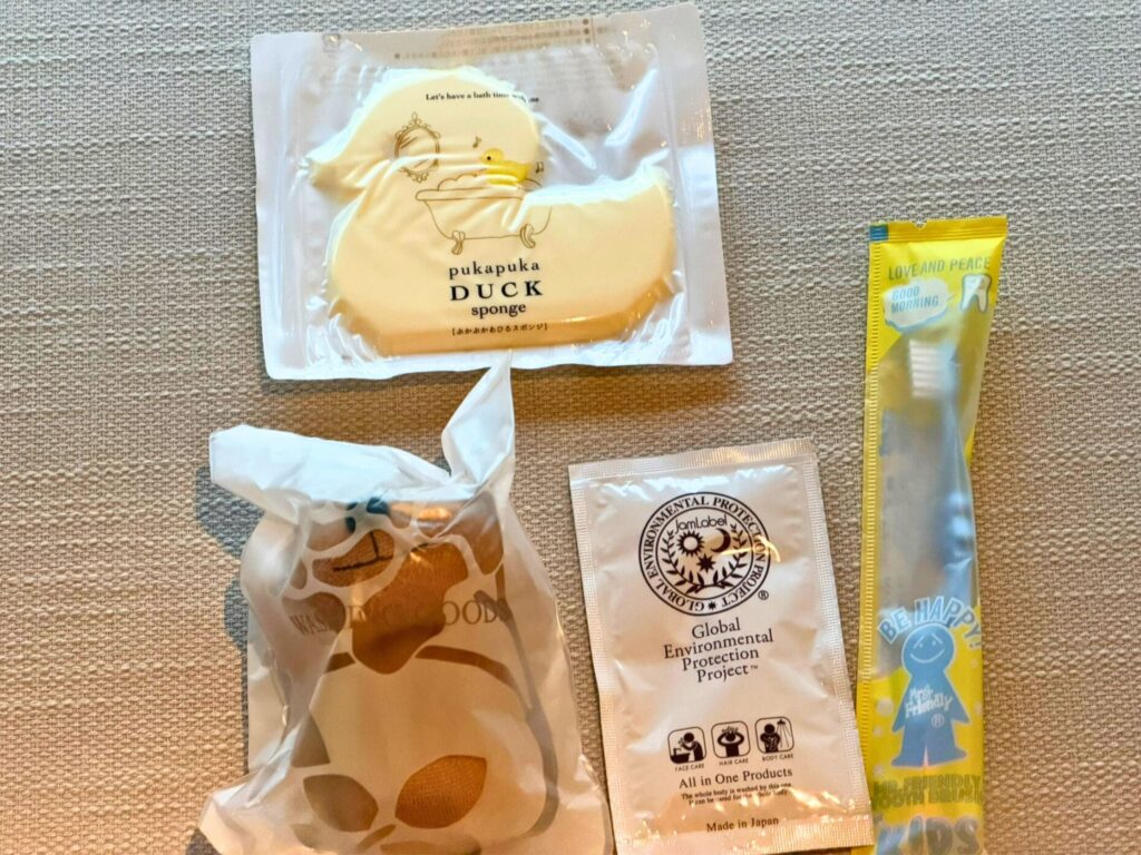 ROKU京都の子ども用アメニティセット。アヒル型スポンジや歯ブラシなど、子連れ滞在に嬉しいアイテム。
