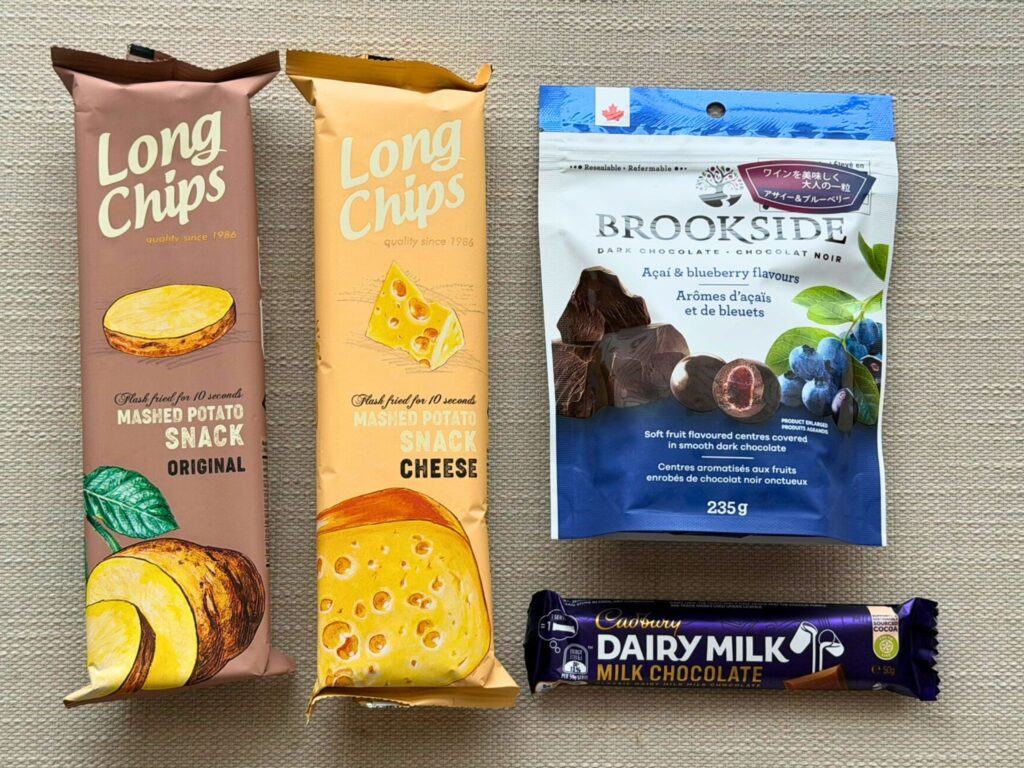 ROKU京都のヒルトン・ダイヤモンド特典で無料提供されるお菓子。ロングチップス、ブルックサイドチョコレート、キャドバリーなどが並ぶ。