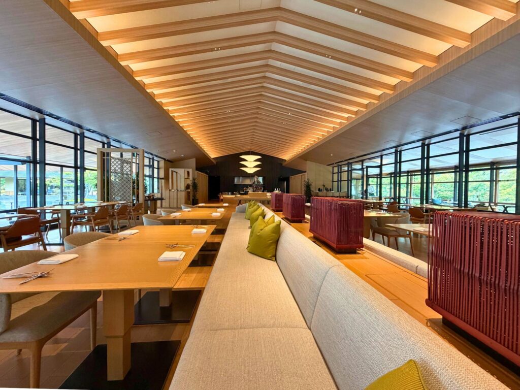 ROKU京都のレストラン「TENJIN」の店内。木の温もりと大きな窓からの自然光が心地よい、開放的なダイニング空間。