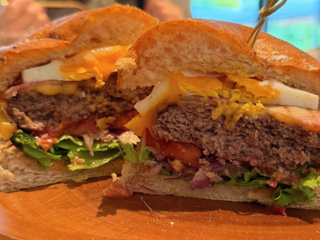 半分にカットした和牛バーガー。肉厚でジューシーな断面が食欲をそそる