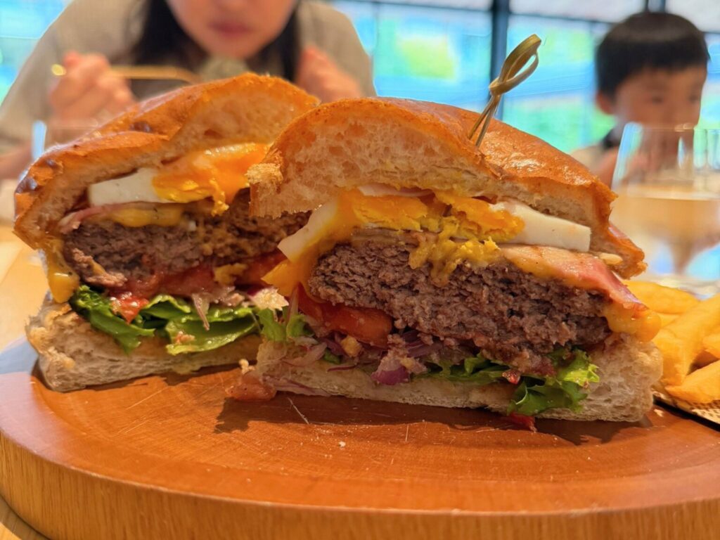 ROKU京都「TENJIN」の和牛チーズバーガー。肉厚なパティとチーズ、野菜を贅沢に挟んだ人気メニュー。