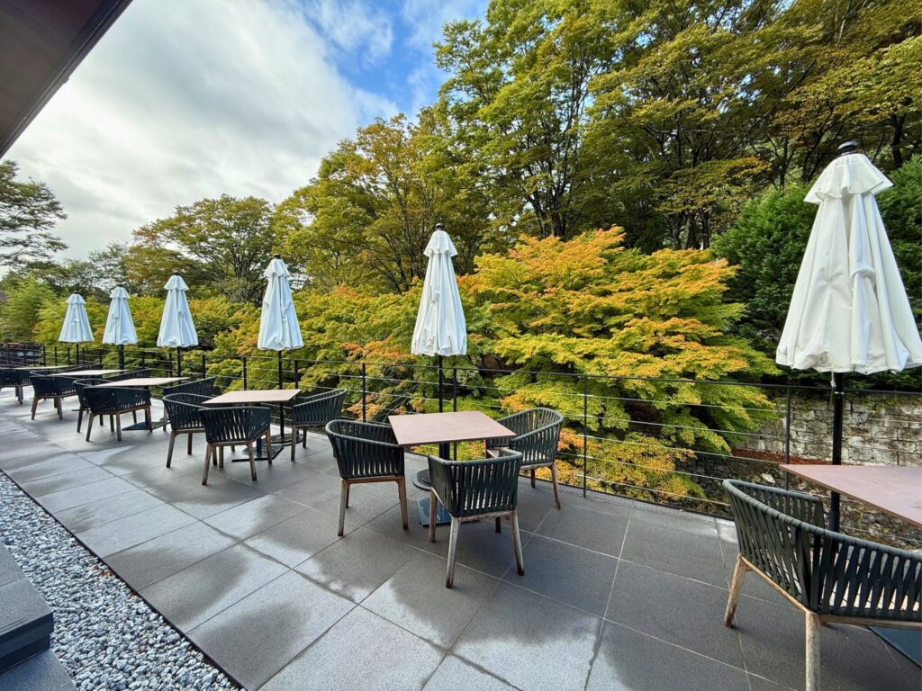 ROKU京都「TENJIN」テラス席からの眺め。木々の緑が心地よい開放的な朝食テラス。