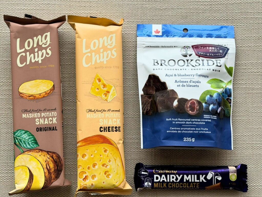 ROKU京都の客室ミニバーに用意されたお菓子セット。ヒルトンダイヤモンド会員特典として無料で楽しめるスナックやチョコレート。