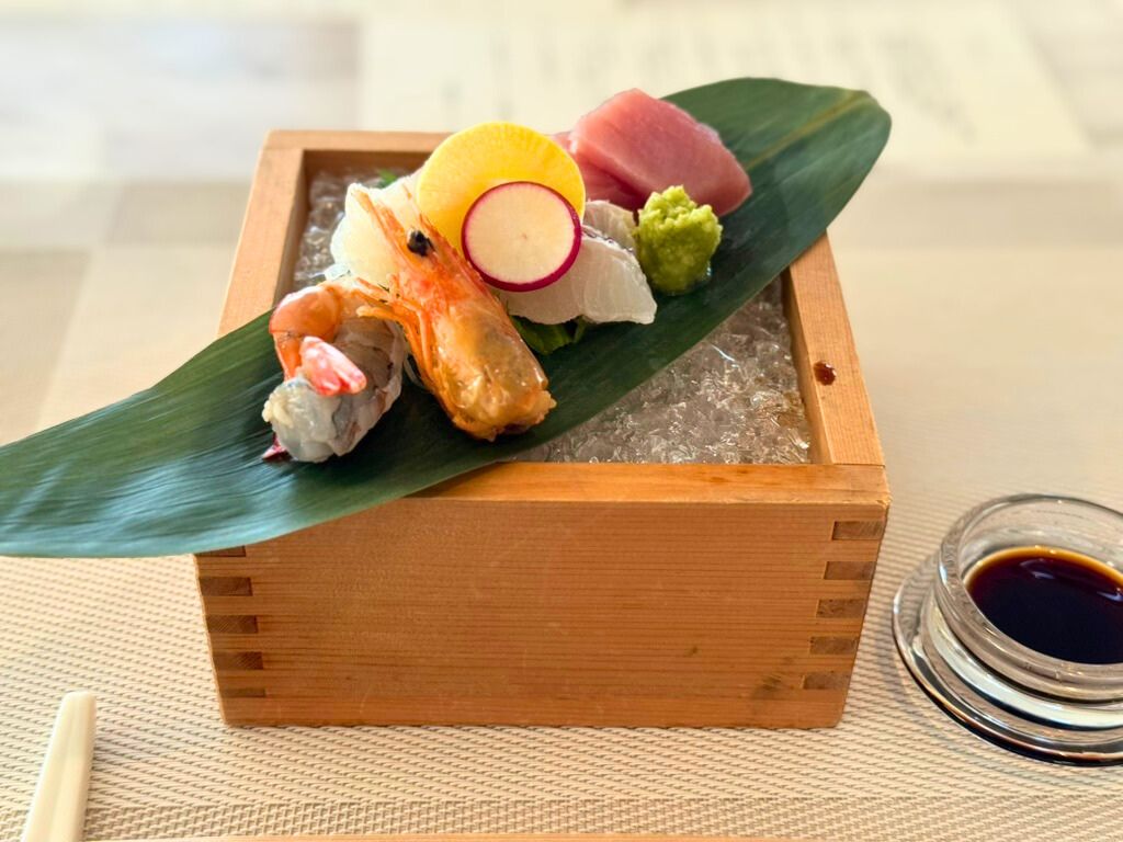 氷の器に盛られたお造り五種盛り