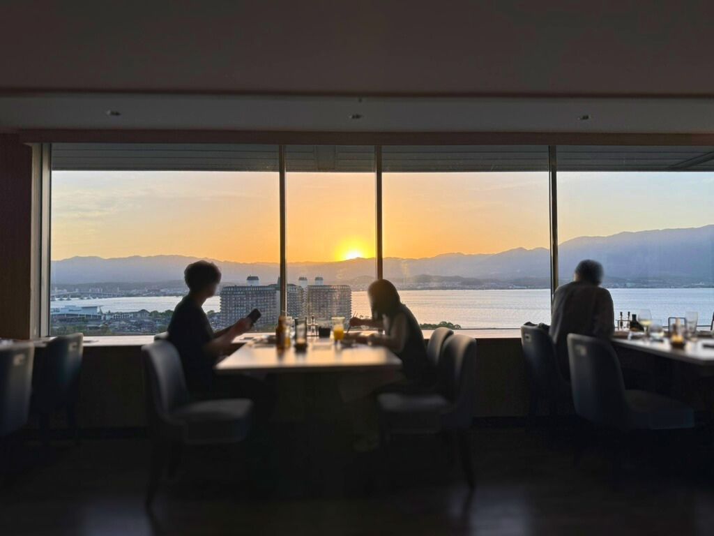 琵琶湖マリオットホテルのレストランから望む夕暮れの琵琶湖ビュー