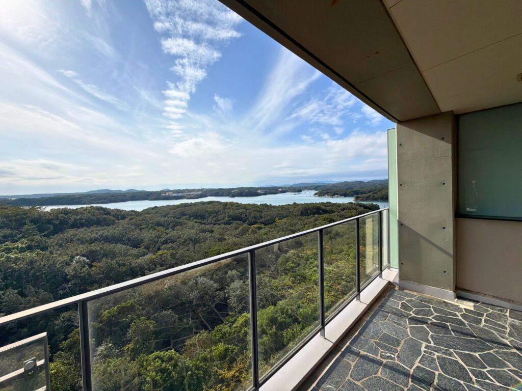 志摩観光ホテル ザ・ベイスイートのバルコニーから見える英虞湾の絶景パノラマビュー。