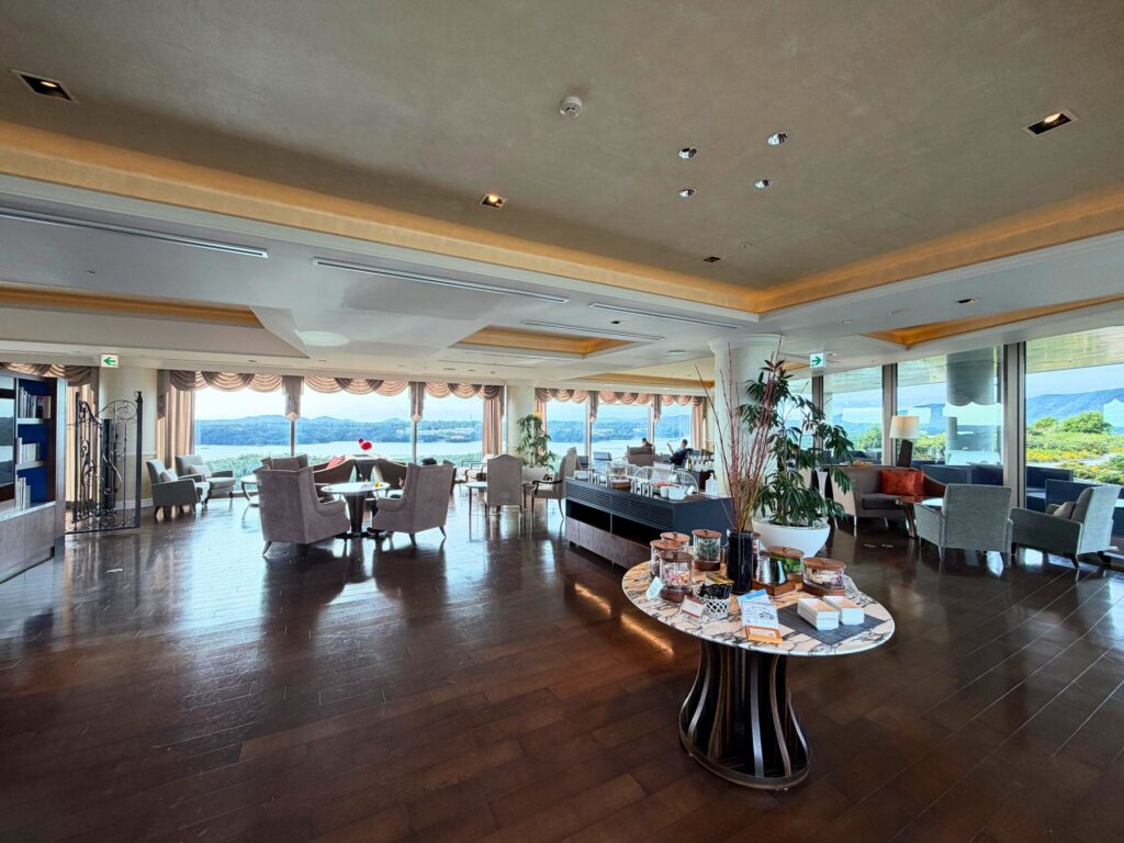 志摩観光ホテル ザ・ベイスイートのゲストラウンジ。大きな窓から英虞湾を望む落ち着いた空間。