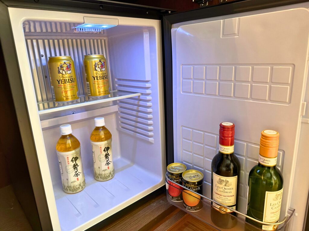 志摩観光ホテル ザ・ベイスイートの客室ミニバー。エビスビールや伊勢茶など無料ドリンクが揃っている。