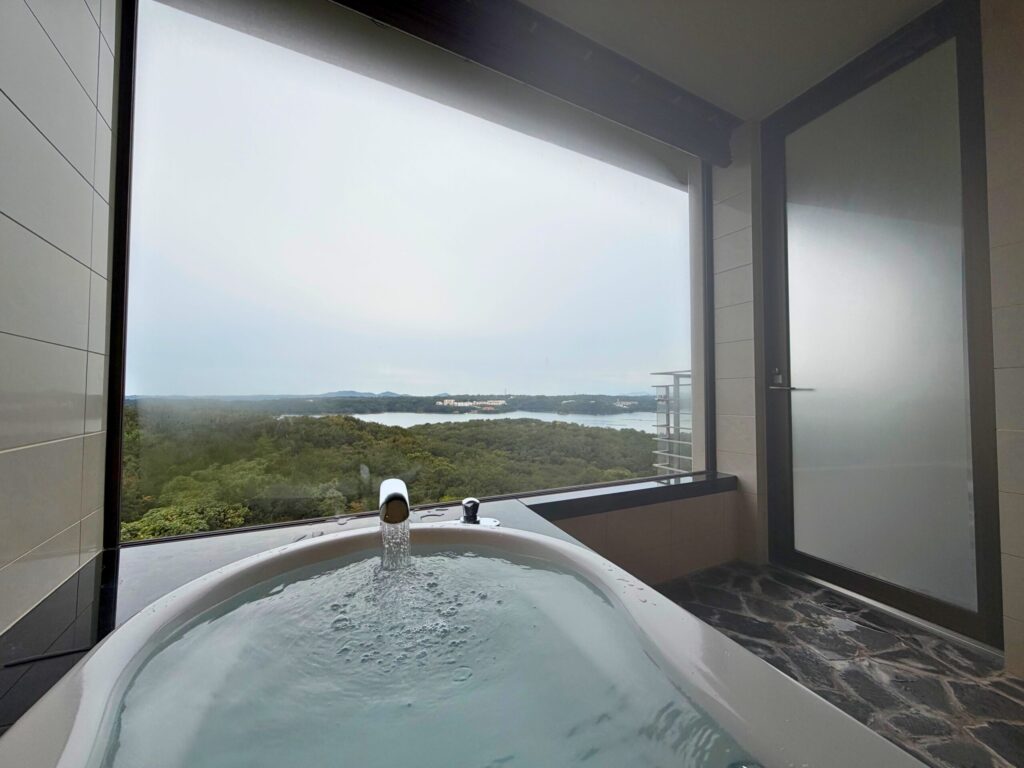 志摩観光ホテル ザ・ベイスイートのビューバス。大きな窓から英虞湾を一望できる開放的なバスルーム。