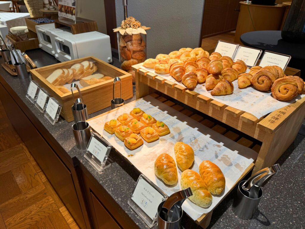 クロワッサンやデニッシュなど、志摩観光ホテルの朝食ビュッフェで並ぶ焼き立てパン。