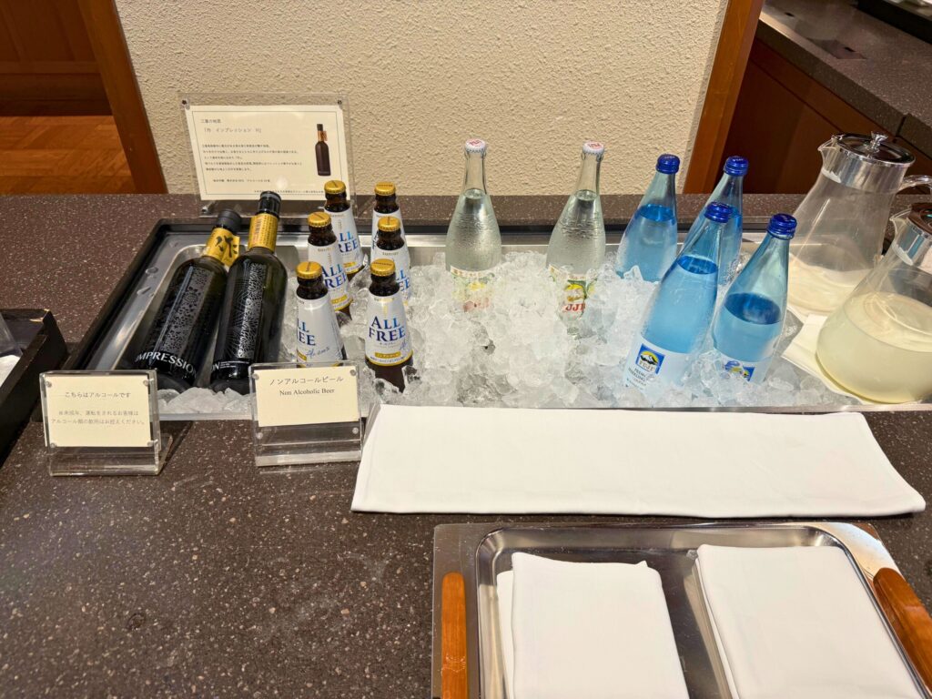 朝食ブッフェに並ぶアルコール、ノンアルコールビール、ミネラルウォーターの冷やしドリンクコーナー。