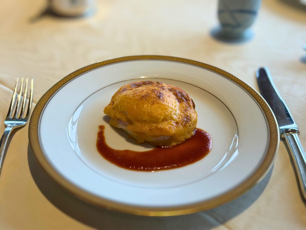 志摩観光ホテルの朝食メニュー「エッグベネディクト ラ・メール風」。ふわふわの生地と濃厚ソースが特徴の人気メニュー。