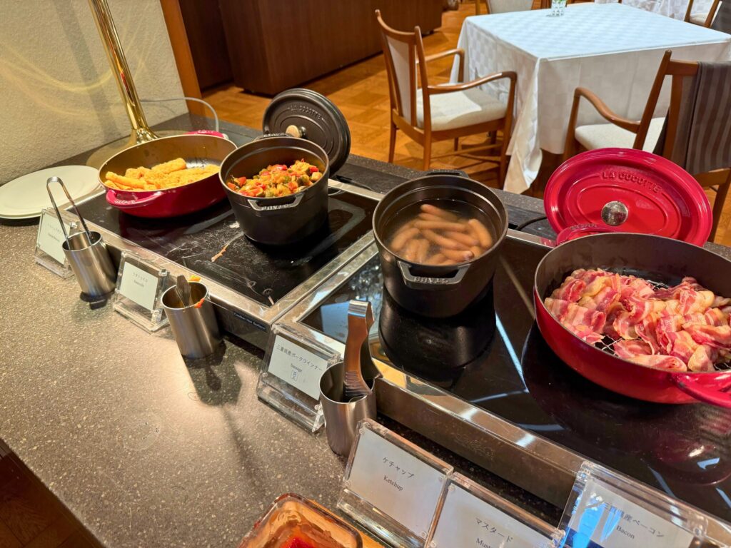 ソーセージ、ベーコン、温野菜などが並ぶ志摩観光ホテル朝食の温製料理コーナー。