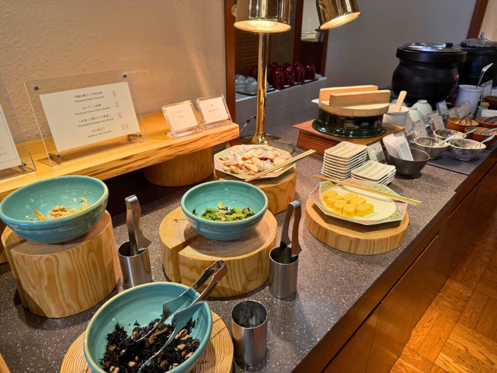 ひじき煮、野菜の煮物、だし巻き卵など、和惣菜が並ぶ朝食ビュッフェの一角。