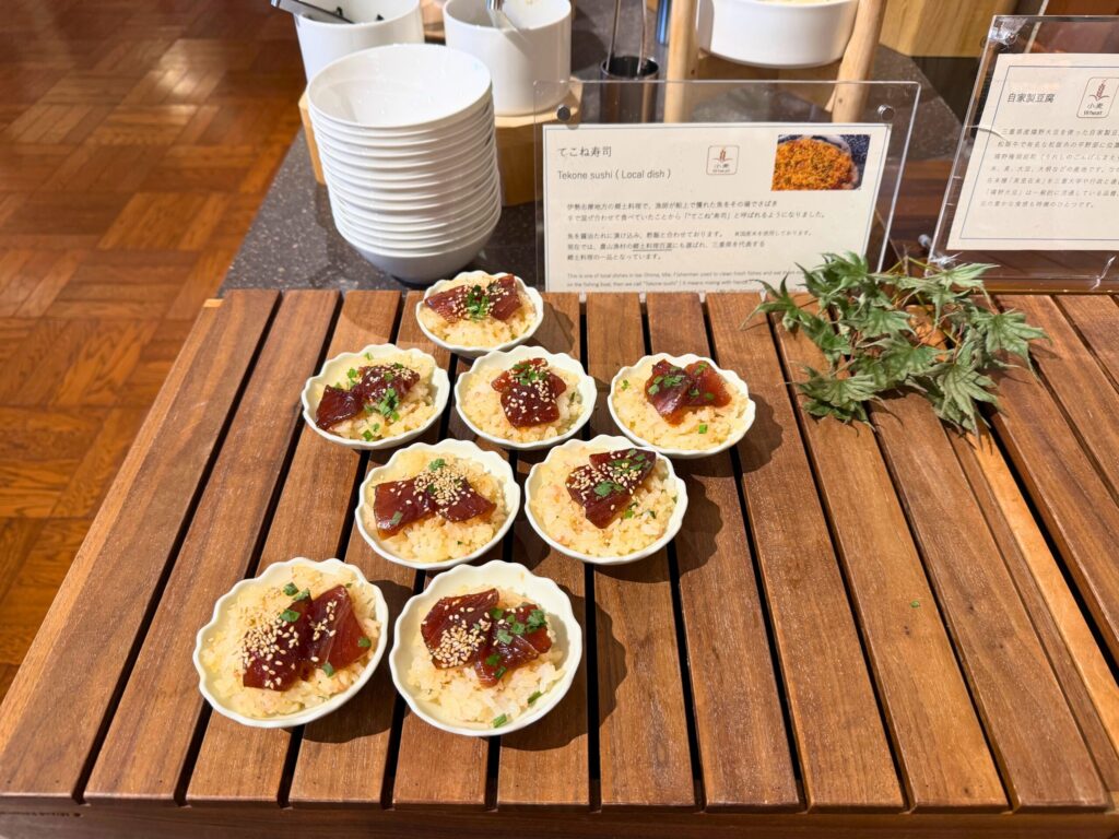 志摩観光ホテルの朝食ビュッフェで提供される三重の郷土料理「てこね寿司」の小鉢。