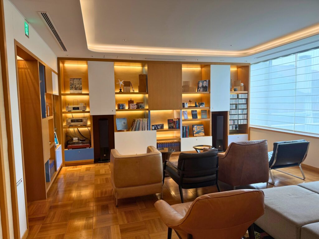 志摩観光ホテル ザ・クラシックのゲストラウンジ内観。本棚とオーディオが並ぶ落ち着いたラウンジスペース。