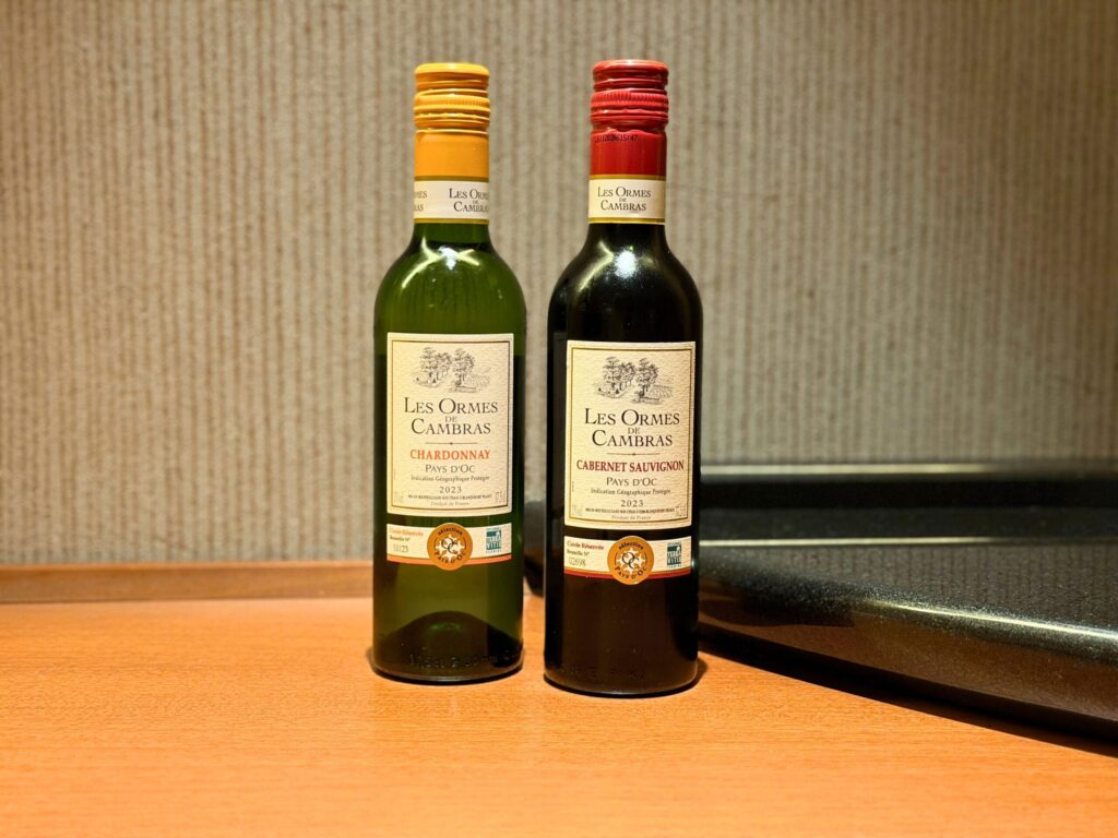志摩観光ホテルの無料ミニバーに用意されている「Les Ormes de Cambras」の白ワインと赤ワインのハーフボトル。