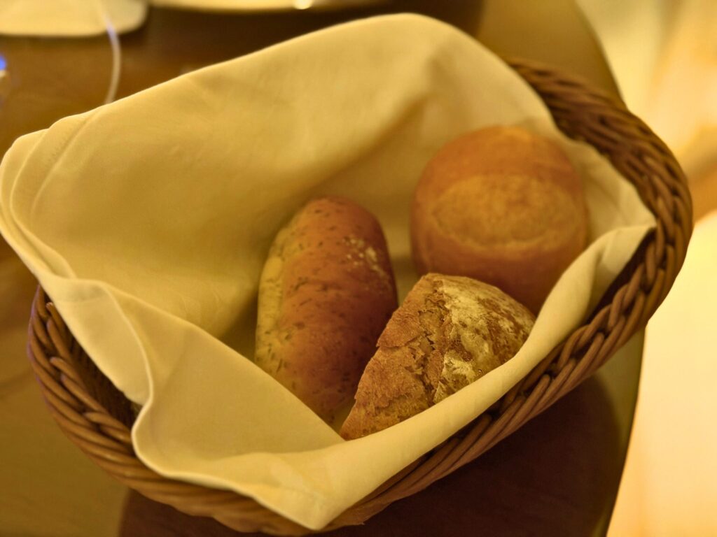 志摩観光ホテルのルームサービスで提供されるパンのバスケット。食事に合わせて味わえる3種類の焼きたてパン。