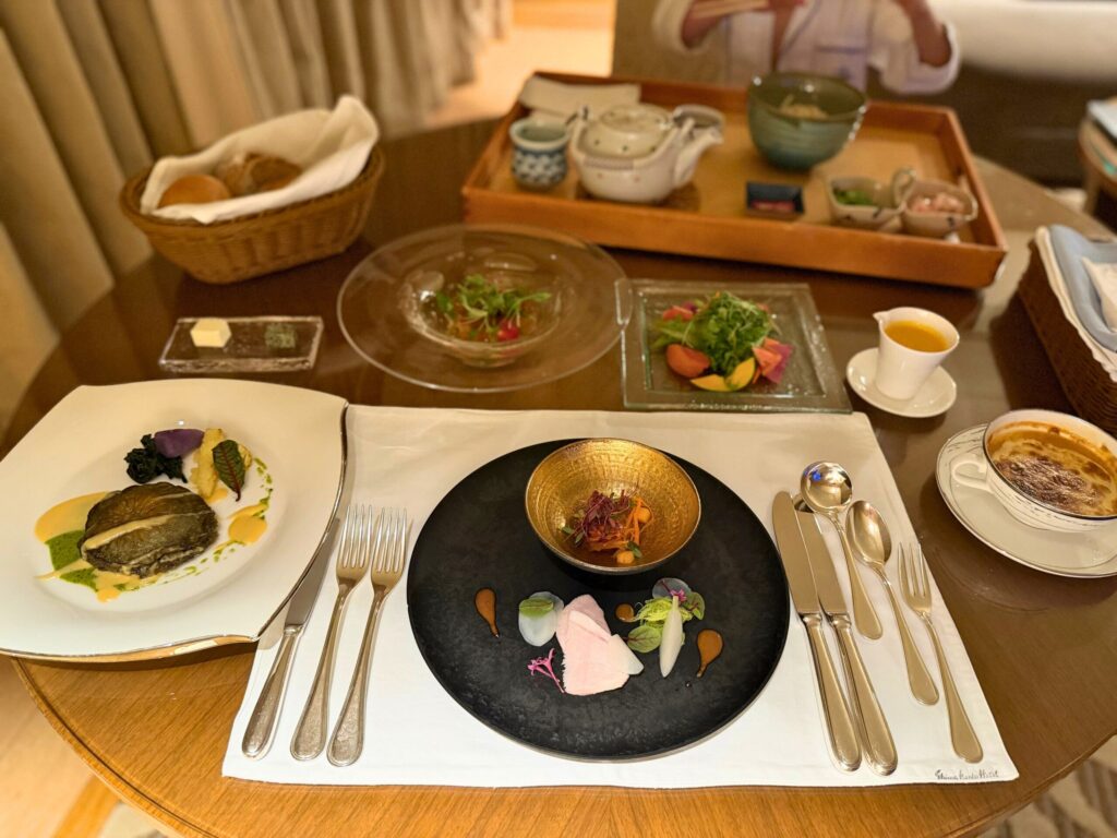 志摩観光ホテルのルームサービス「French Dinner」全景。アミューズ、海の幸ジュレ、伊勢海老クリームスープ、鮑ステーキなどのフルコースが並ぶ贅沢なディナー。