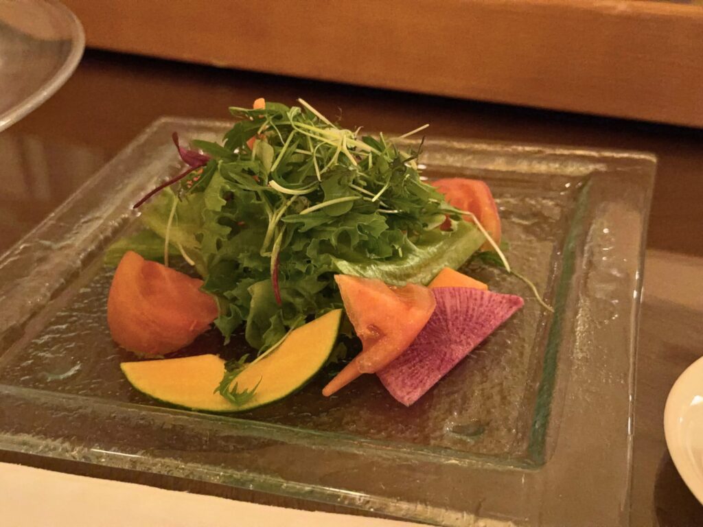 志摩観光ホテルの季節野菜サラダ。色鮮やかな野菜が盛られたフレッシュな一皿。