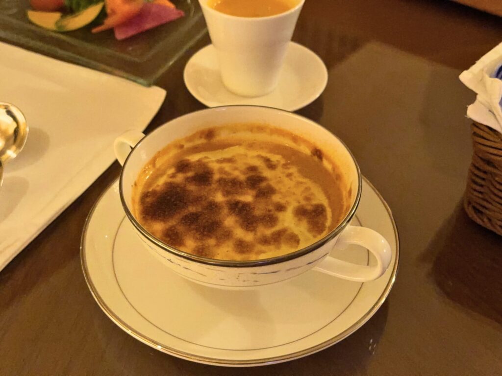 志摩観光ホテルの名物・伊勢海老クリームスープ。濃厚で香り高く、表面がこんがり焼き上げられた人気の一品。