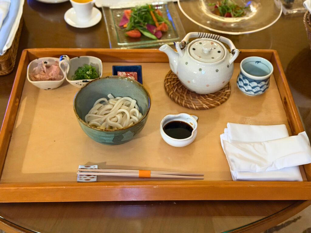 志摩観光ホテルのルームサービスで注文した子ども向け伊勢うどん。温かい出汁と薬味が付いた優しい味わいの一品。